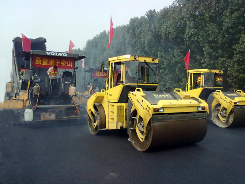 路面設備：寶馬雙鋼輪壓路