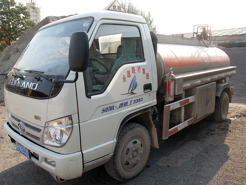 運(yùn)輸設(shè)備：加油車(chē)