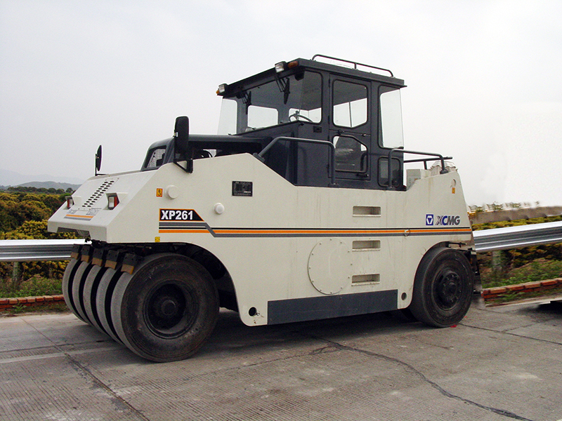 路面設備：XP261輪胎壓路